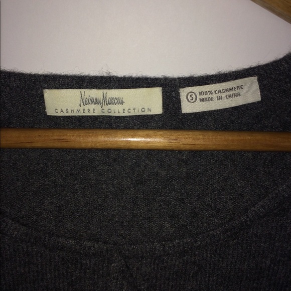 Neiman Marcus single‎ Ruffle sweater - Picture 3 of 8